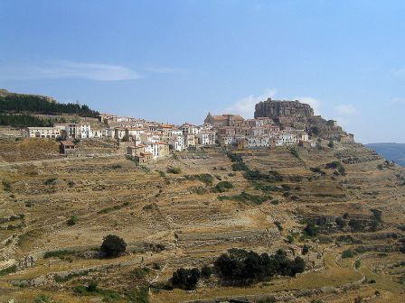 La Mola de Ares y el pueblo de Ares del Maestre