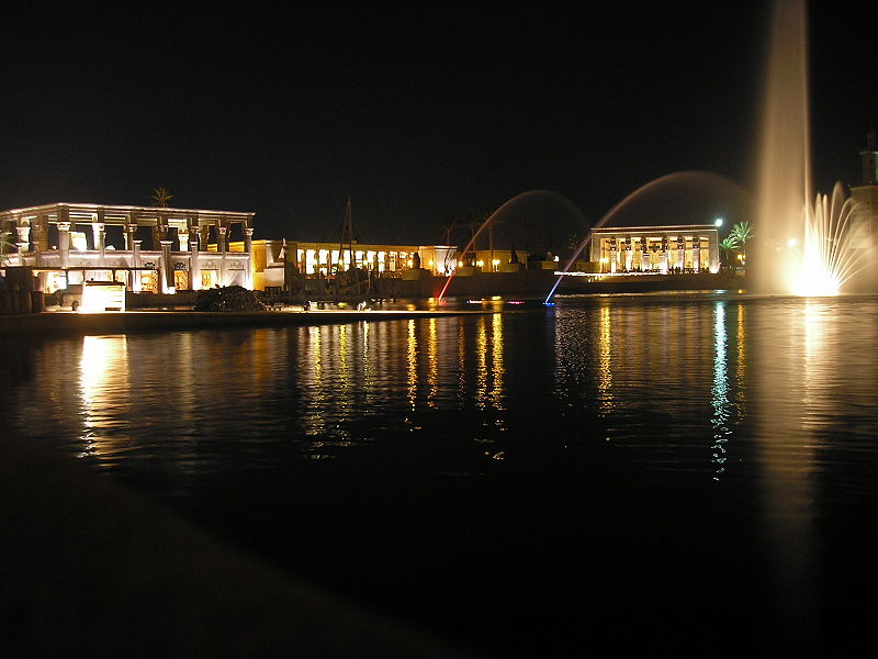 terra mitica egipto por la noche