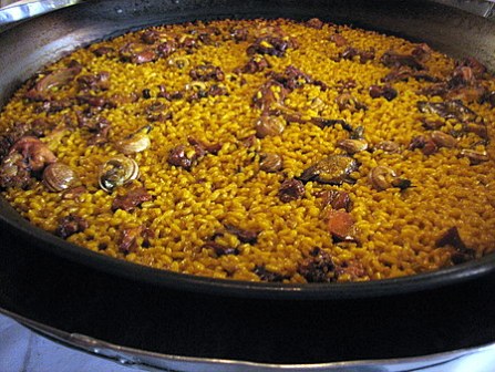 Paella de caracoles y conejo